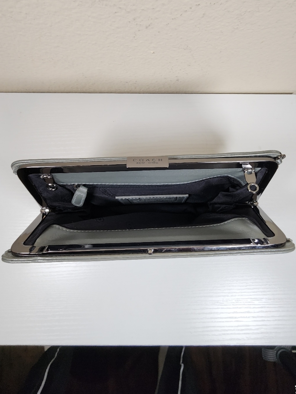 Vintage Coach Pearlized Clutch In Gray Nappa Leather - Picture 4 of 12